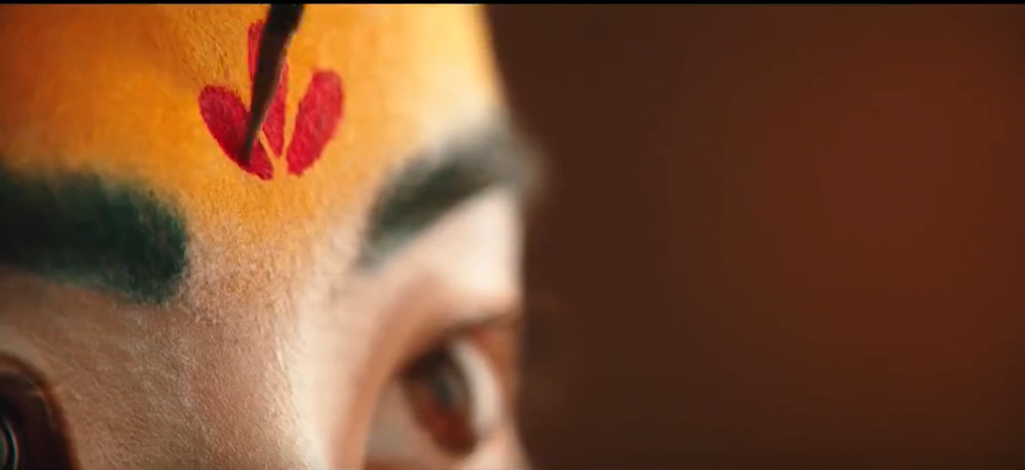 The “huang-hua” (yellow flower) is drawn instead of pasting on the forehead of Mulan in Nikola Jean Caro’s film Mulan (2020)